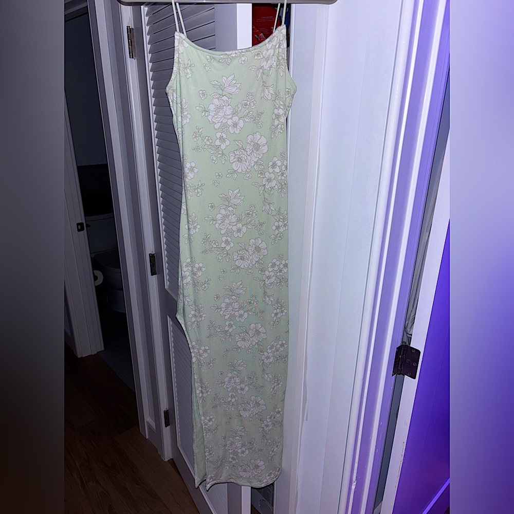 Mint green and white floral summer dress, very flattering and stretchy!